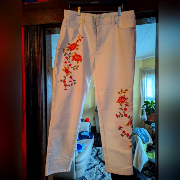 DG2 by Diane Gilman virtual stretch straight leg white denim jeans size 16P - Picture 1 of 7